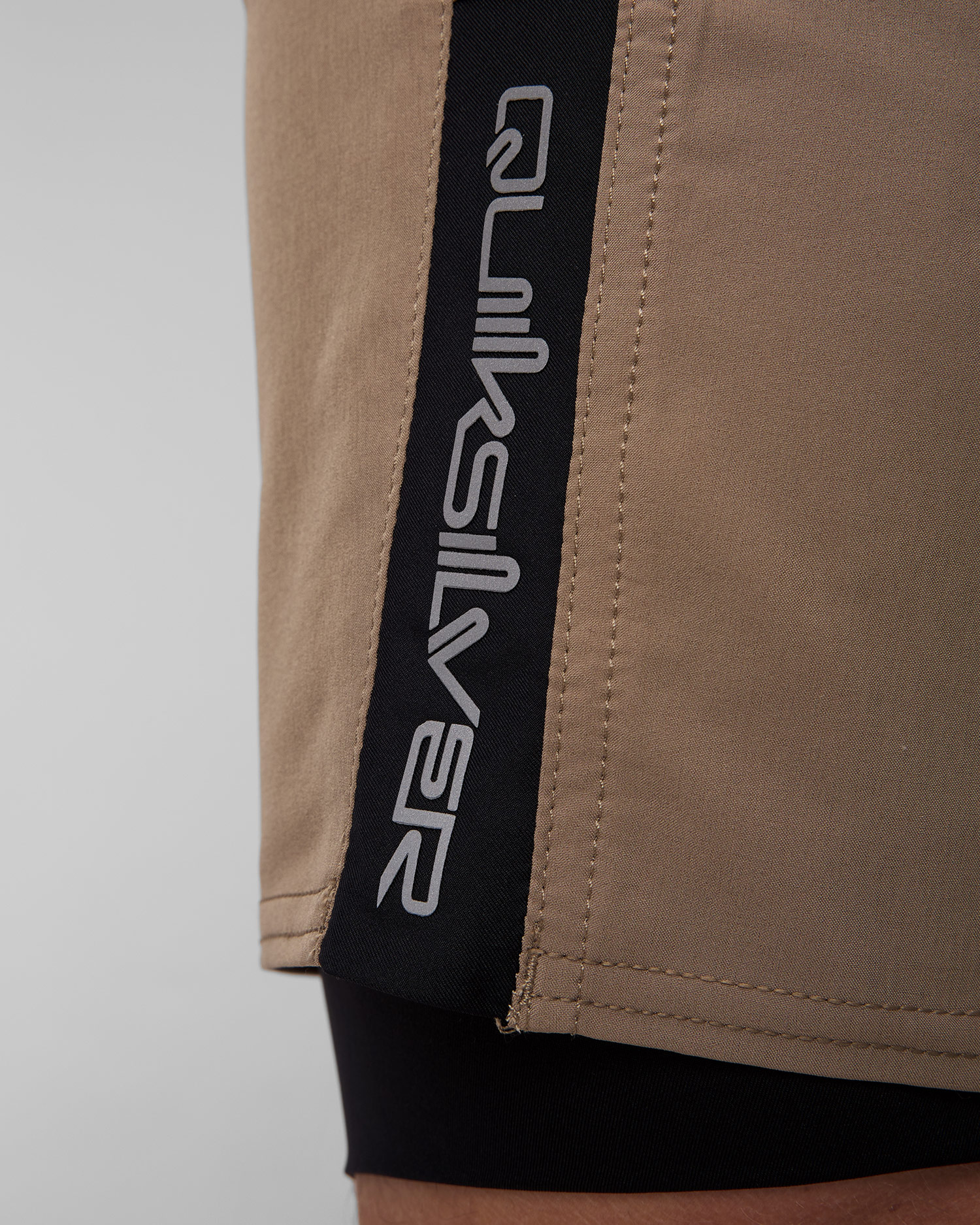 Beżowe spodenki męskie Quiksilver Omni Training Short 17