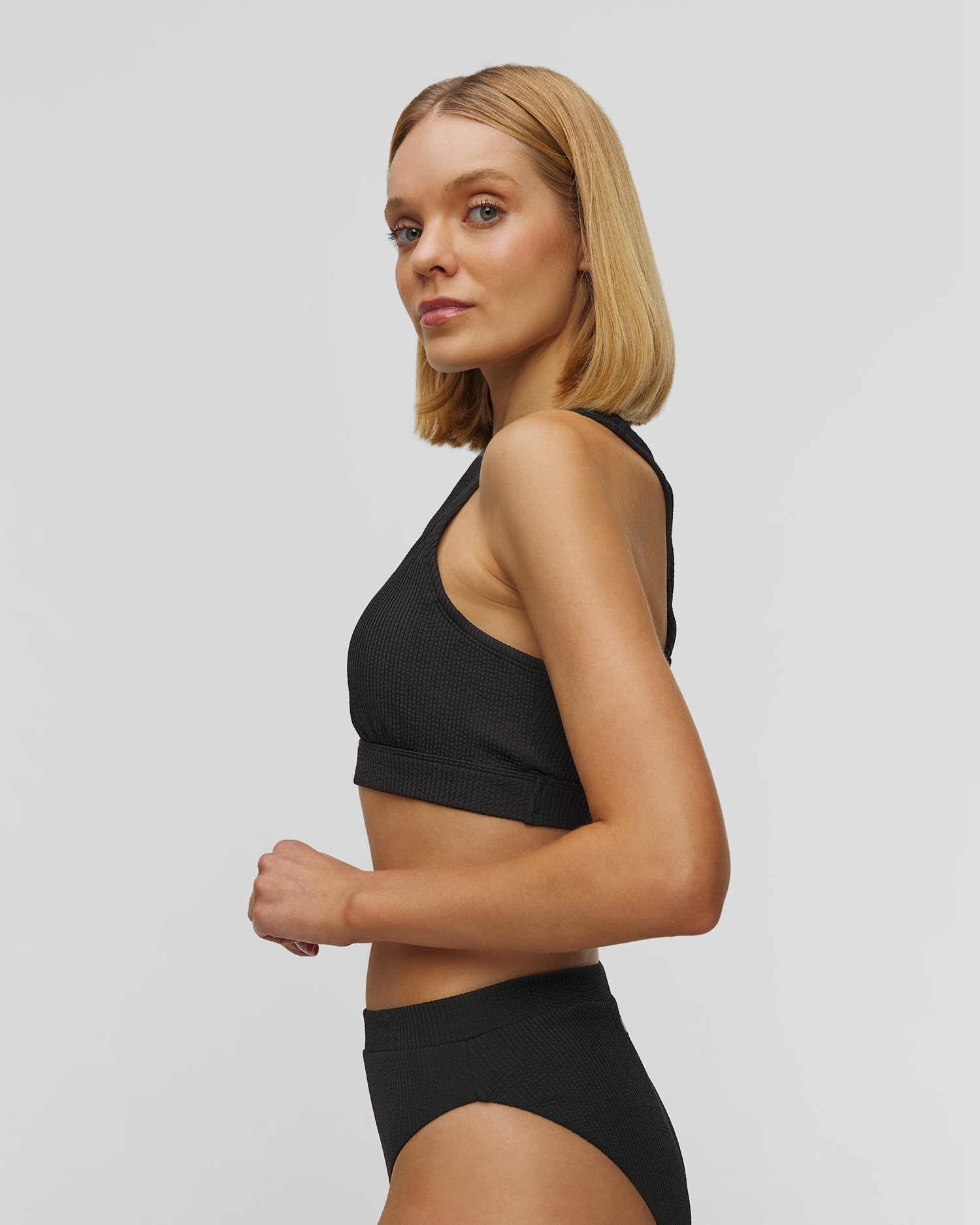 Horný diel dámskych plaviek Nike Swim Sport Style Nike Elevated Essential High Neck Bikini Top čierny