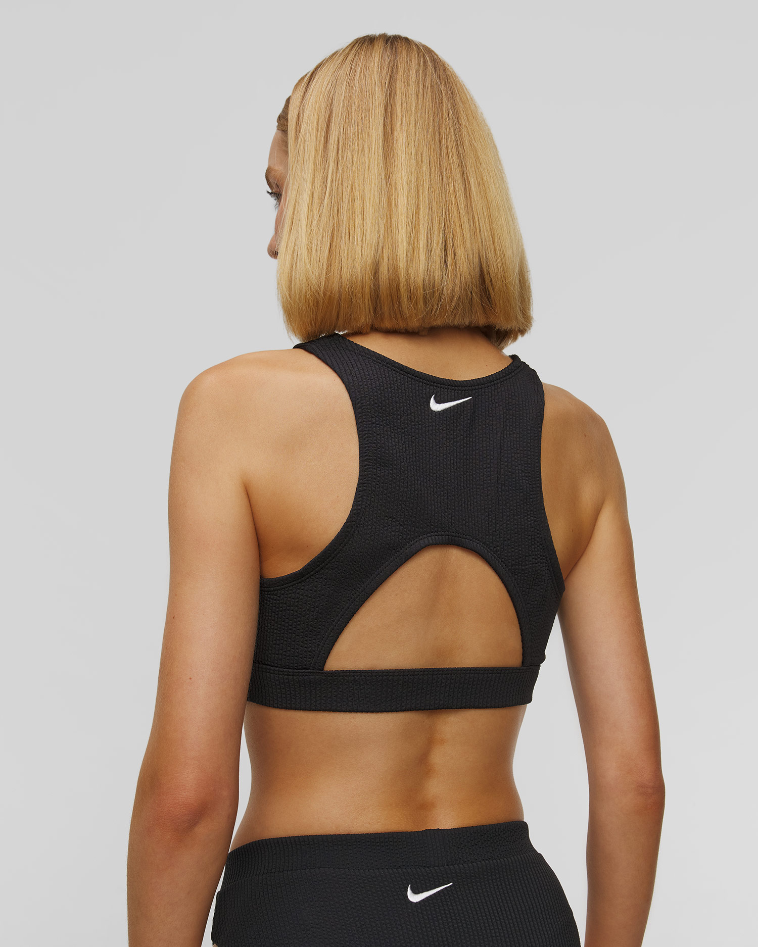 Horný diel dámskych plaviek Nike Swim Sport Style Nike Elevated Essential High Neck Bikini Top čierny