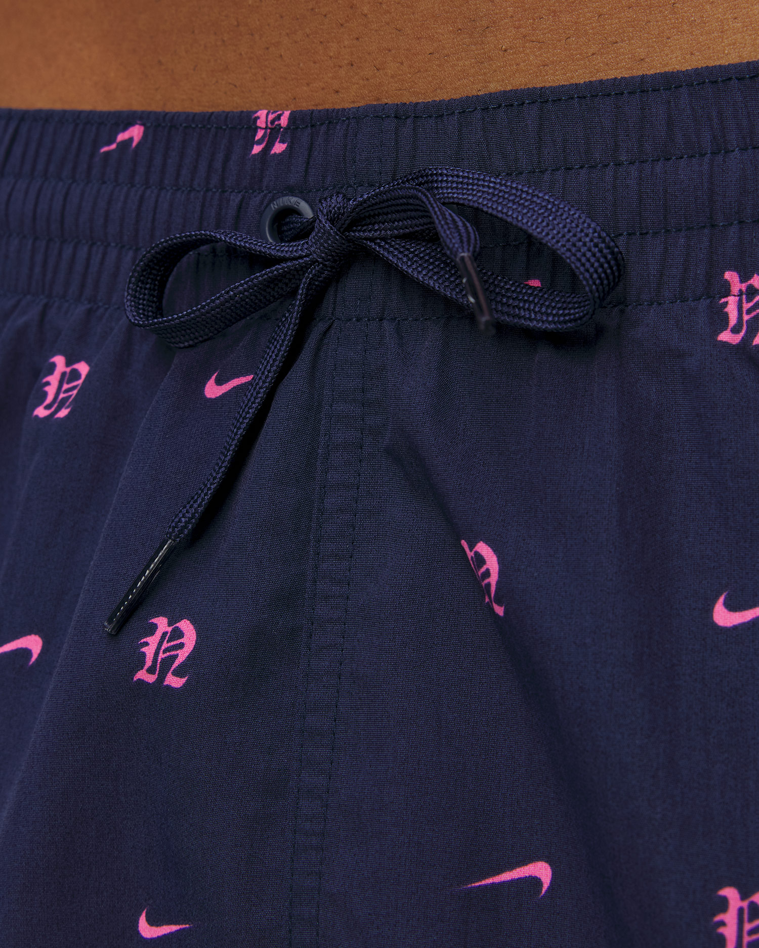 Nike Swim Better Icon Nike Luxe Letter 7" Volley Short Badeshorts für Herren in Marineblau