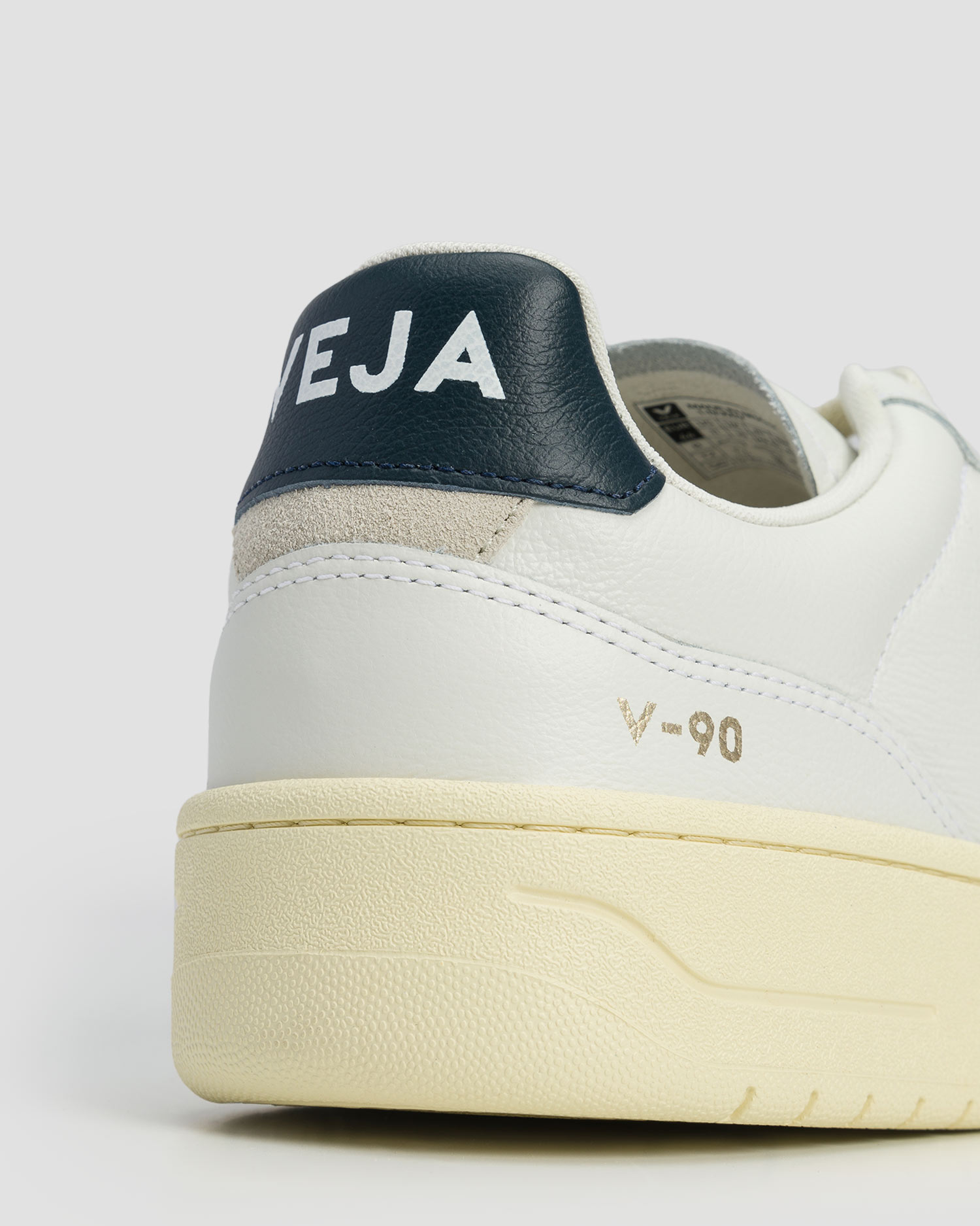 Chaussures en cuir blanches pour hommes Veja V-90 
