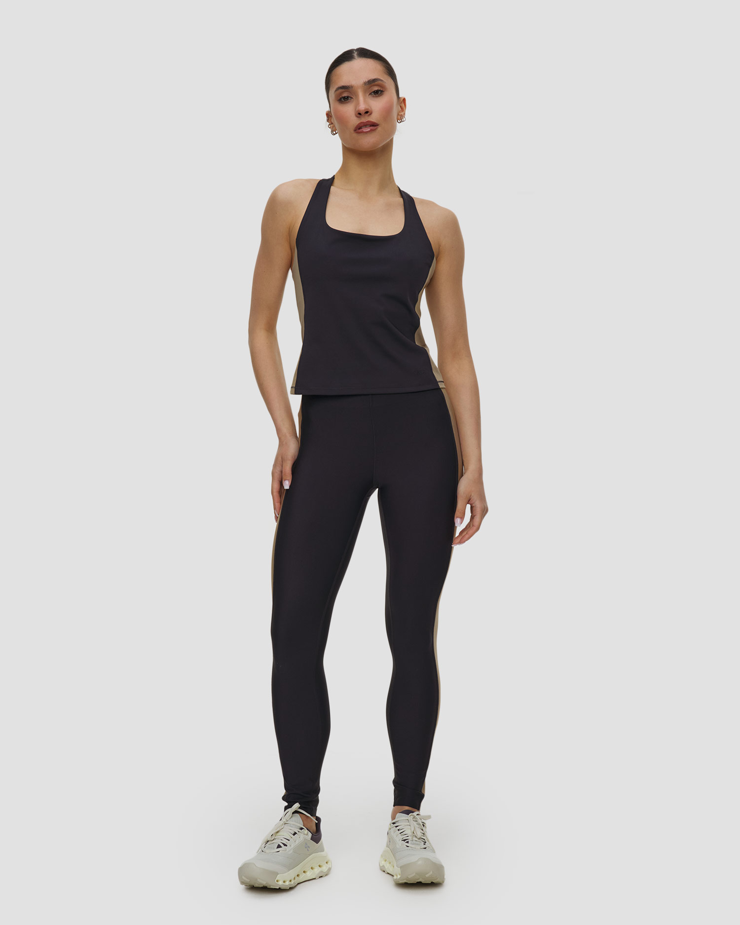Casall Shaped Block Built In Bra Tank Sport-BH für Damen in Schwarz und Gold