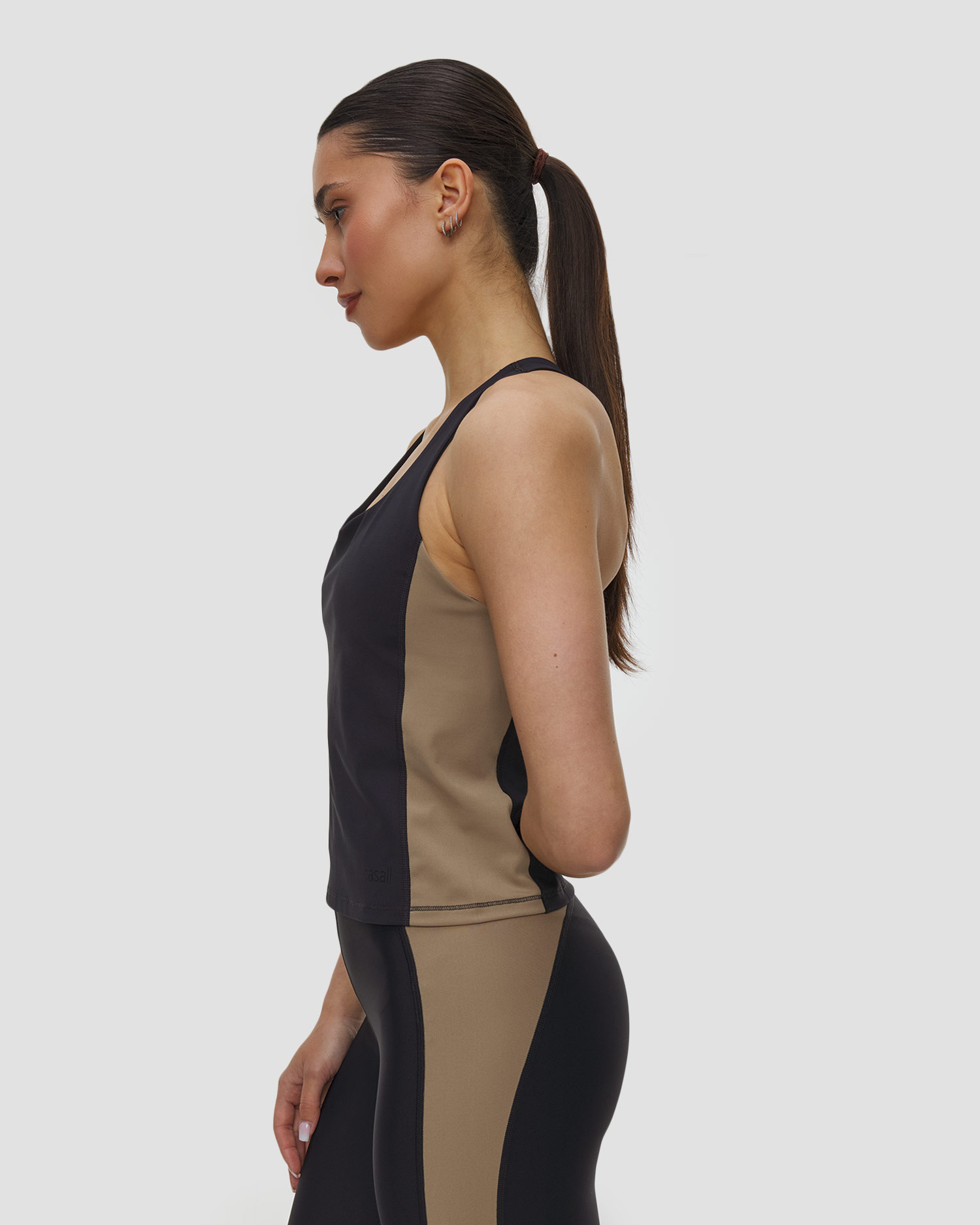 Casall Shaped Block Built In Bra Tank Sport-BH für Damen in Schwarz und Gold