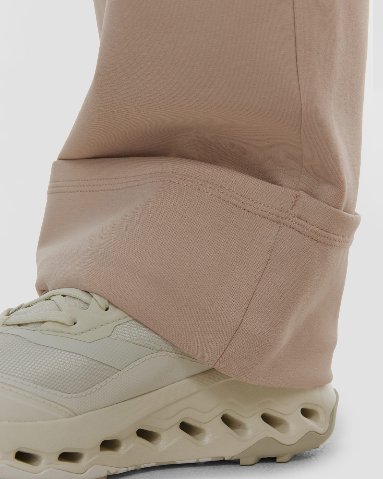 Casall Aria Turn Up Straight Jogger Damen-Jogginghose in Beige