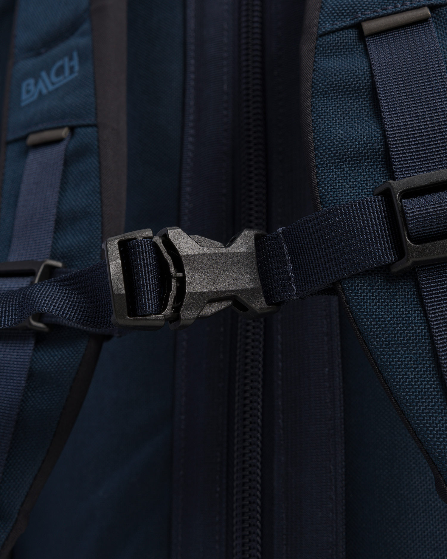 Tmavomodrá cestovná taška 2v1 Bach Dr. Duffel 40
