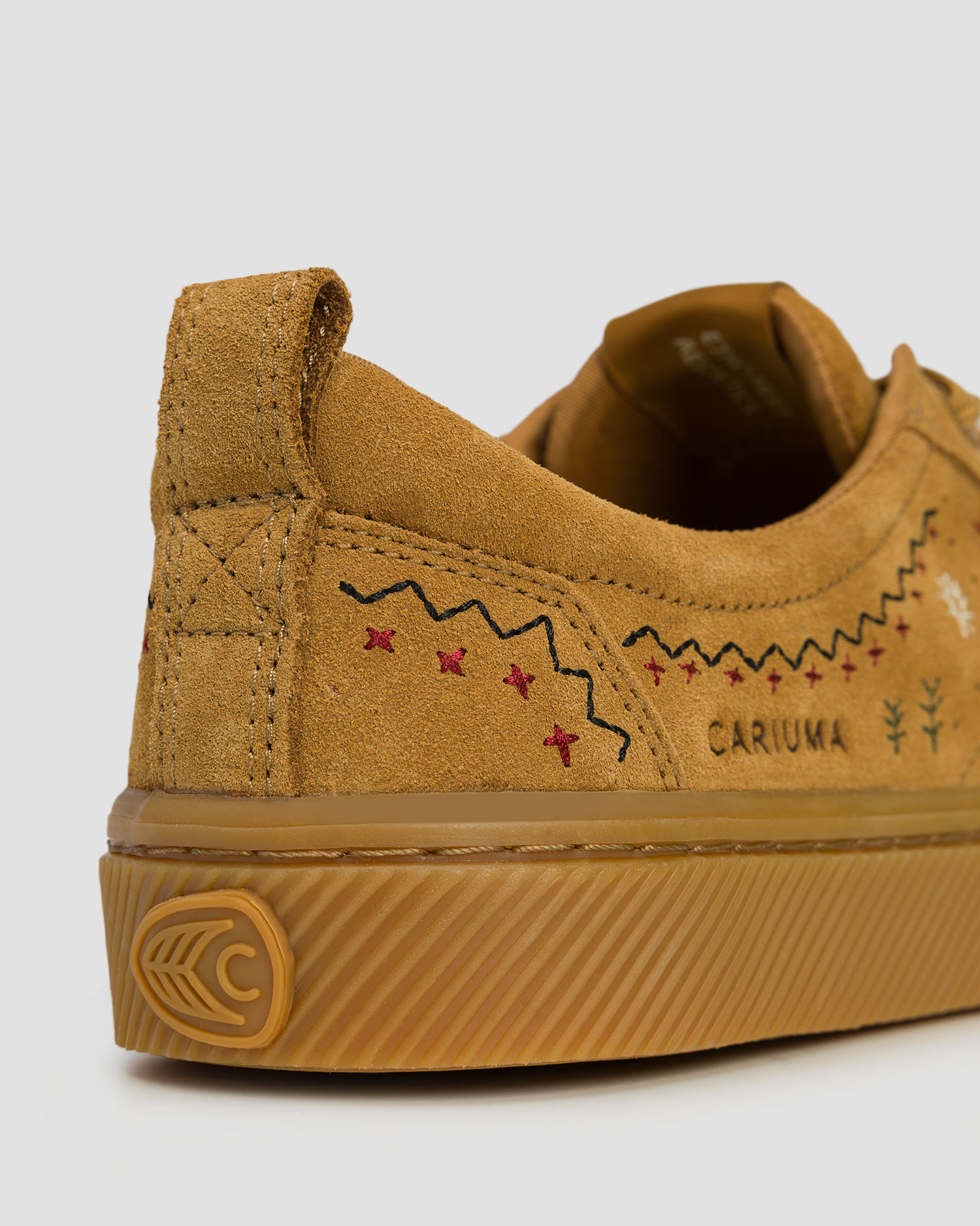 Semišové trampky Cariuma OCA Suede Embroidered All Camel