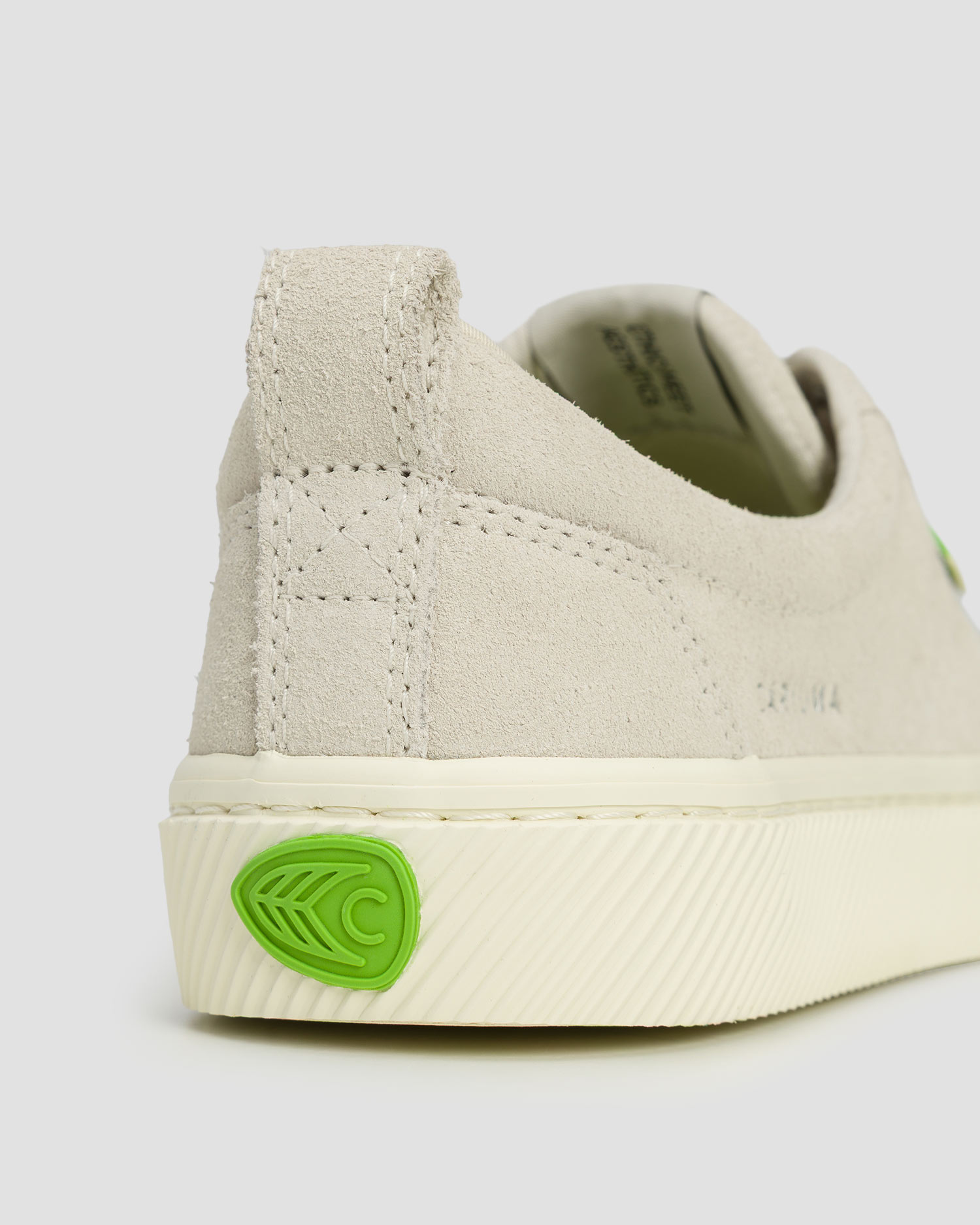 Trampki zamszowe damskie Cariuma OCA Low Vintage White Suede