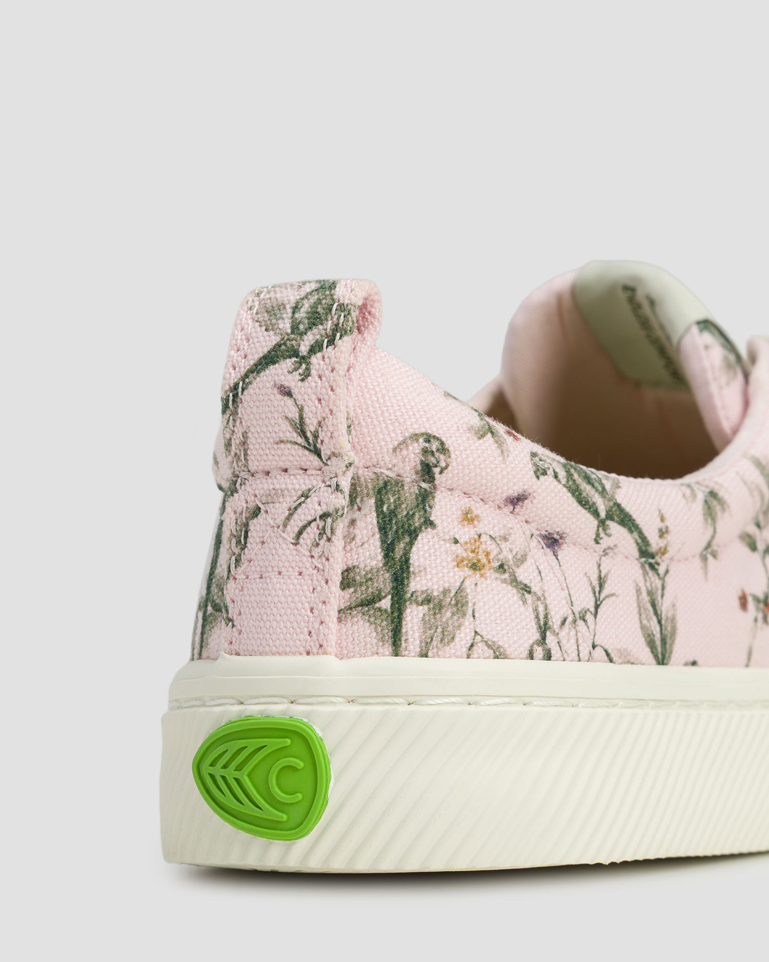 Teniși pentru femei Cariuma OCA Low Canvas Pale Lilac Parrot Print