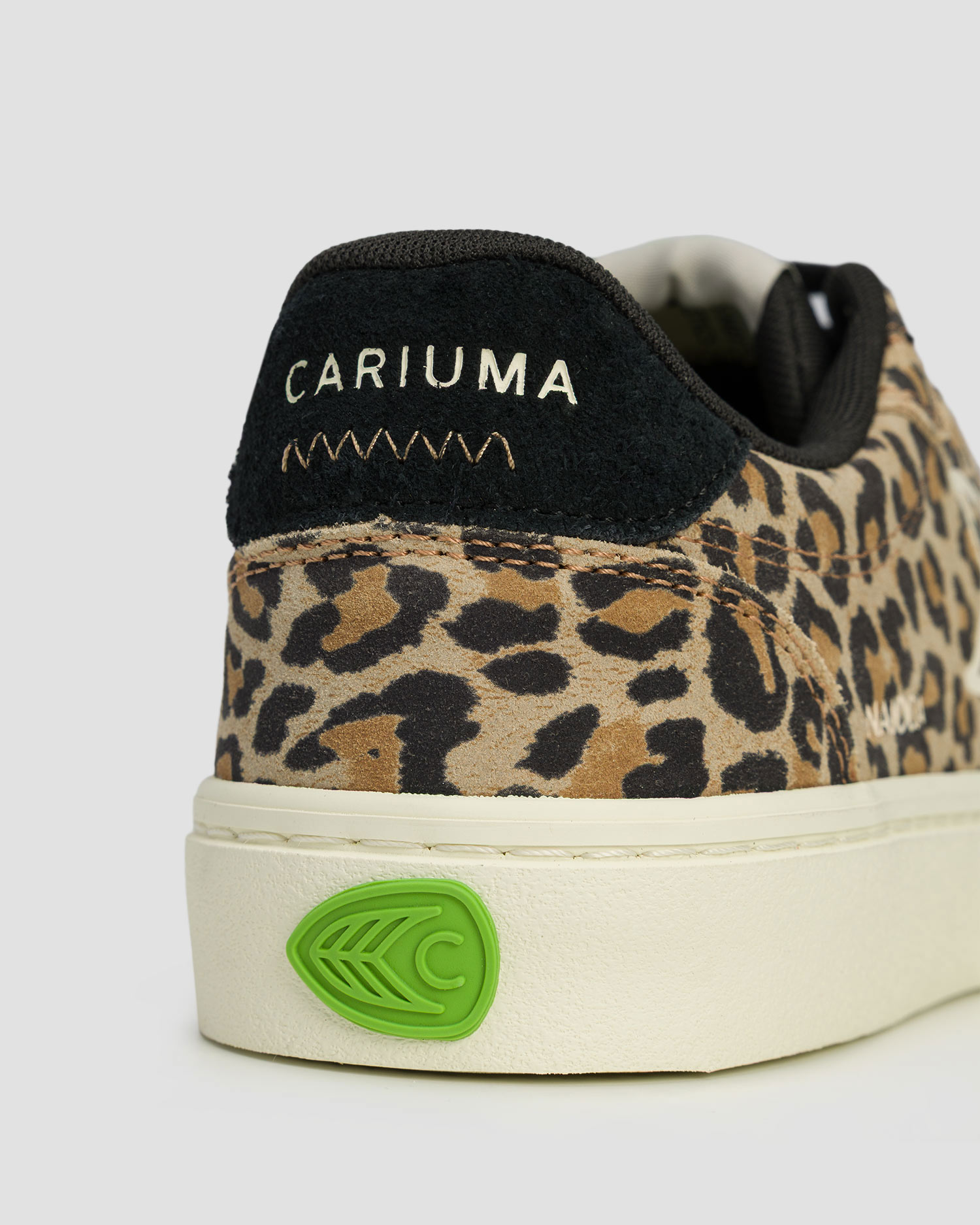 Adidași din piele de căprioară pentru femei Cariuma Naioca Leopard Print Suede