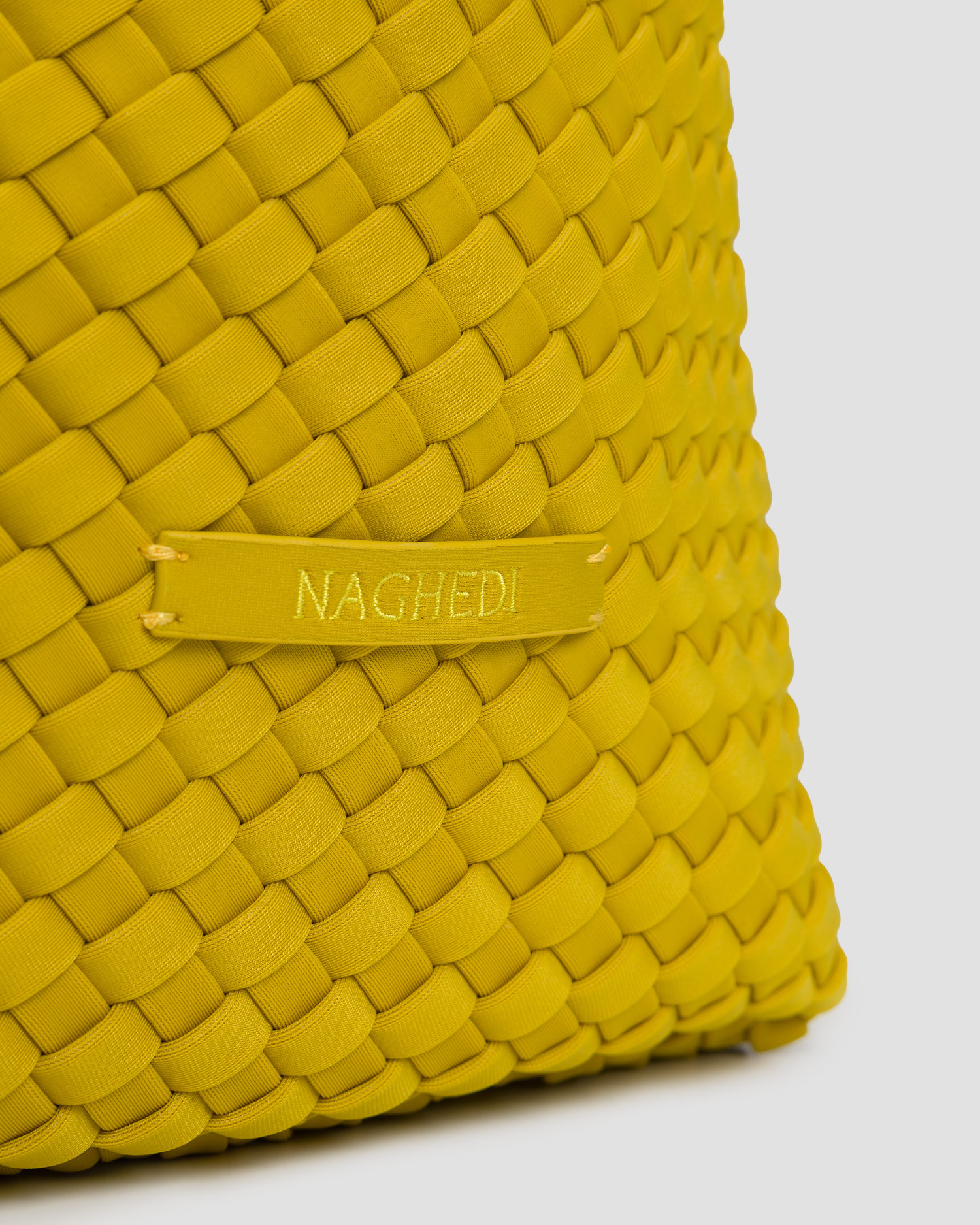 Naghedi St Barths Medium Tote Handgewebte Tasche in Gelb