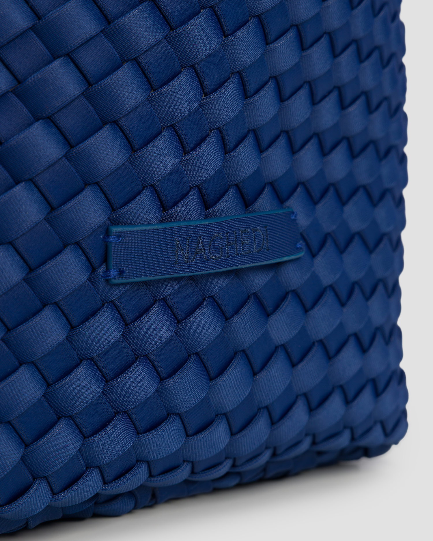 Naghedi St Barths Medium Tote Handgewebte Tasche in Blau