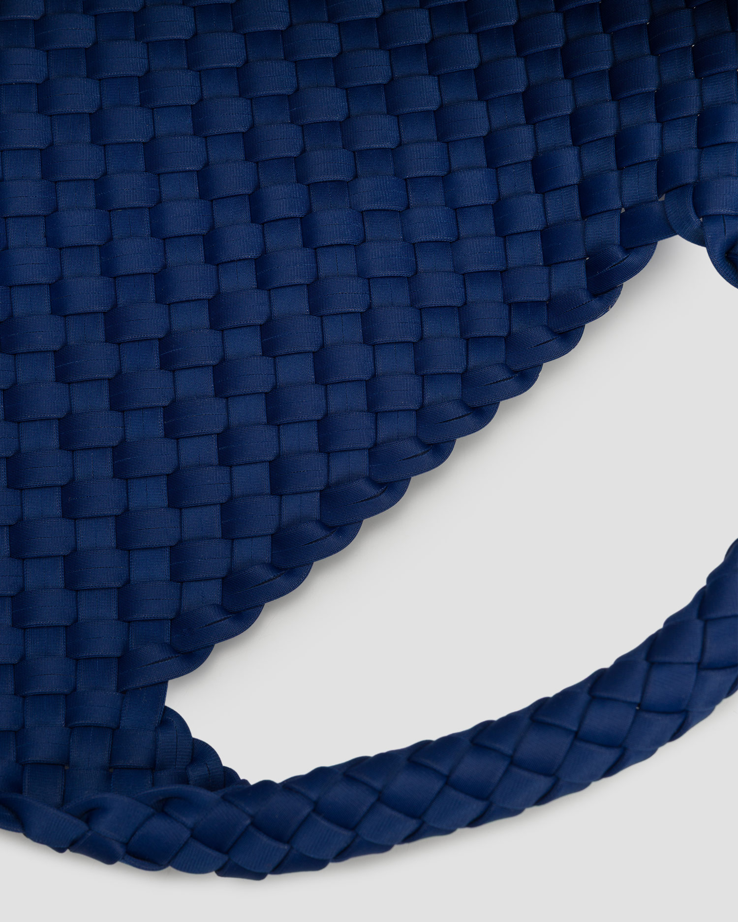 Naghedi St Barths Medium Tote Handgewebte Tasche in Blau