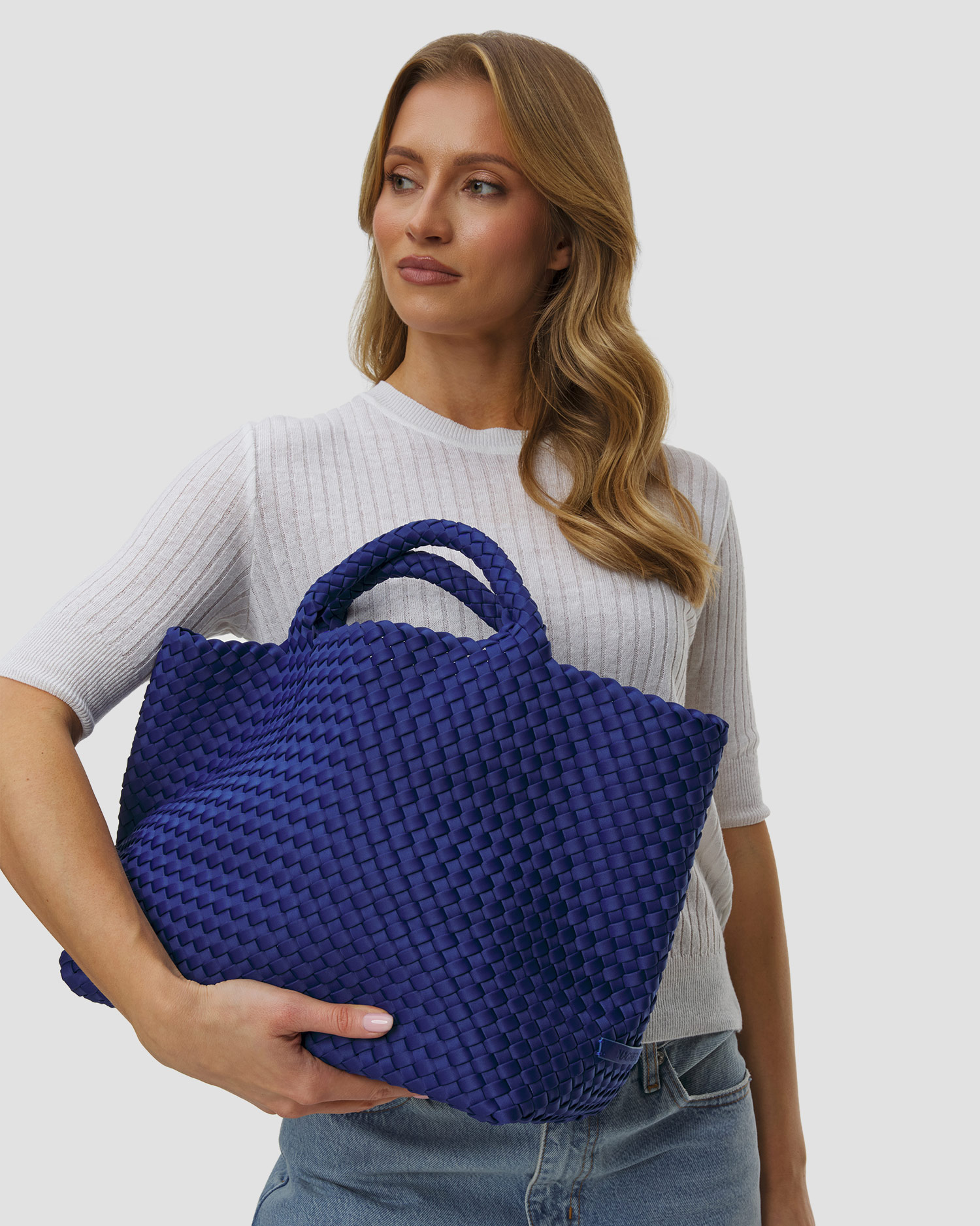 Naghedi St Barths Medium Tote Handgewebte Tasche in Blau