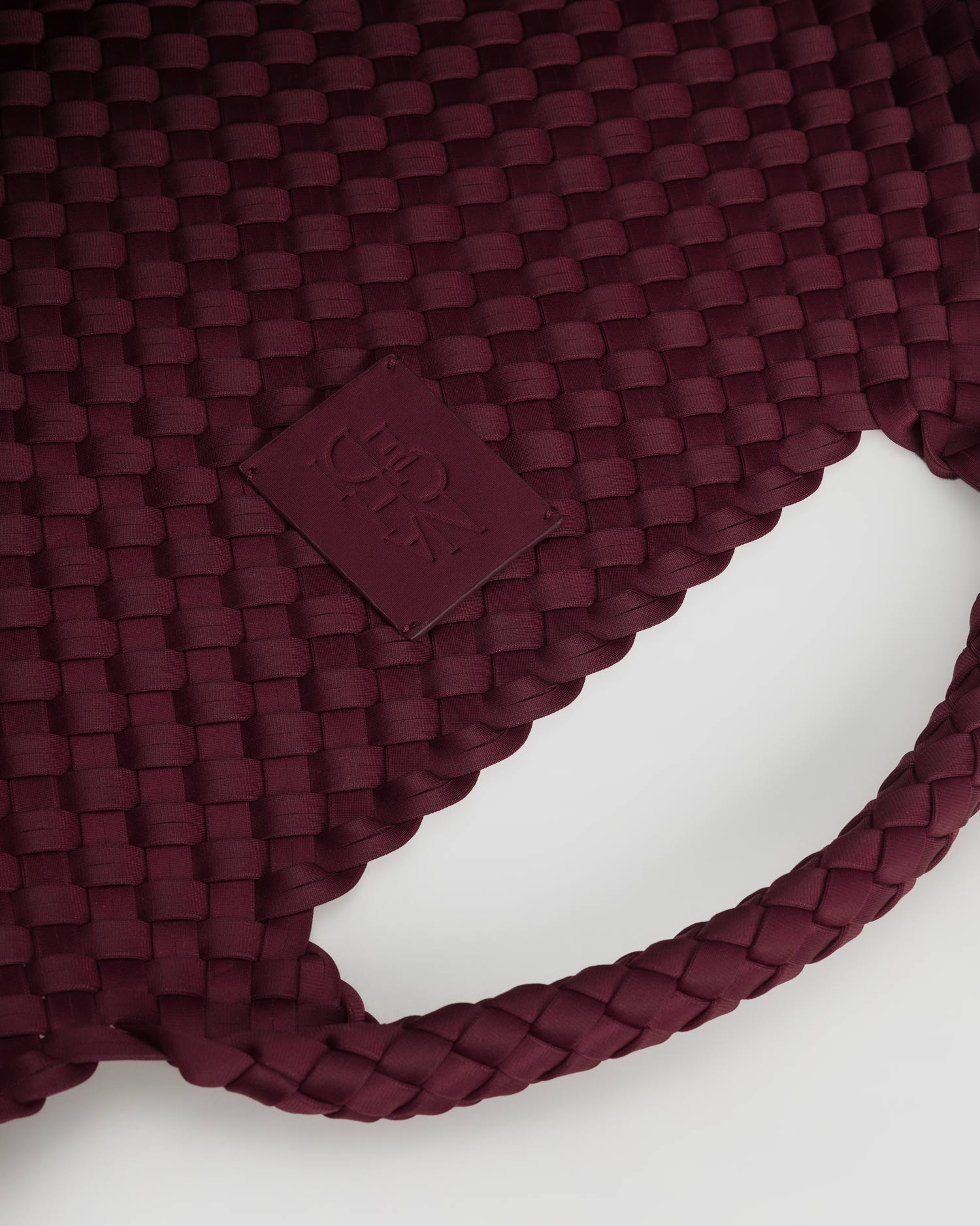 Naghedi St Barths Medium Tote Handgeflochtene Handtasche in Bordeaux