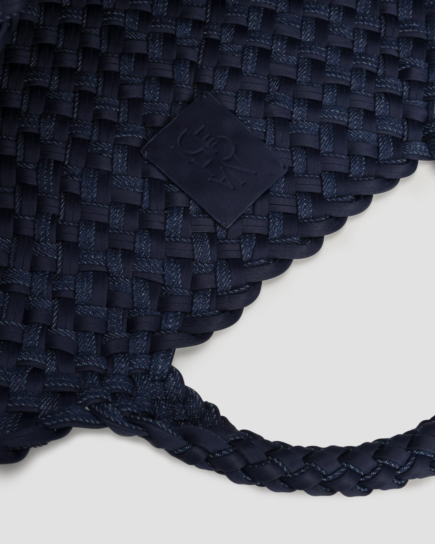 Ručně vyplétaná kabelka Naghedi St Barths Medium Tote Double Weave v tmavě modré barvě