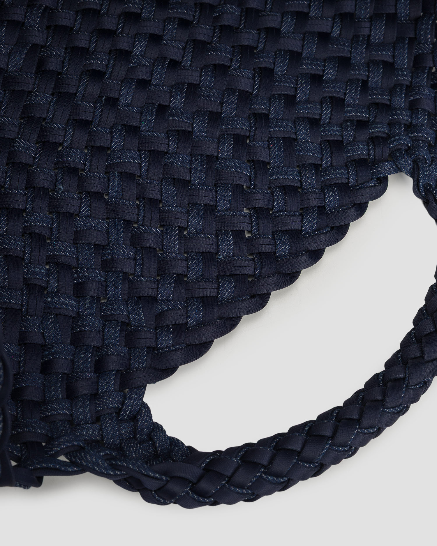 Ručně vyplétaná kabelka Naghedi St Barths Medium Tote Double Weave v tmavě modré barvě