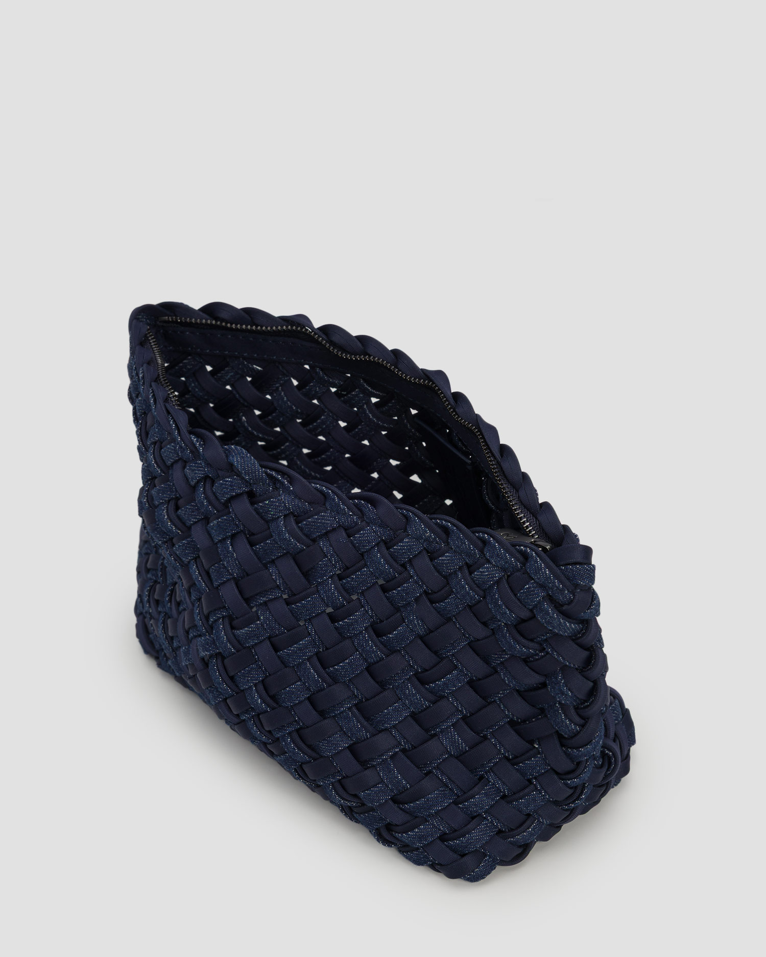 Ručně pletená kabelka Naghedi Gigi Small Clutch Double Weave v tmavě modré barvě