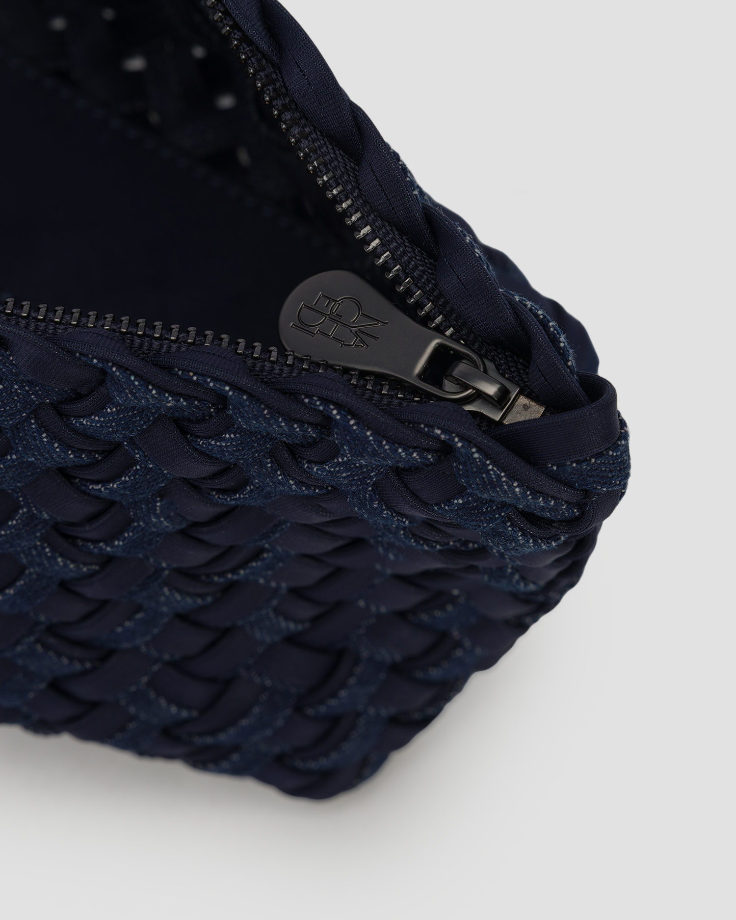 Ručně pletená kabelka Naghedi Gigi Small Clutch Double Weave v tmavě modré barvě