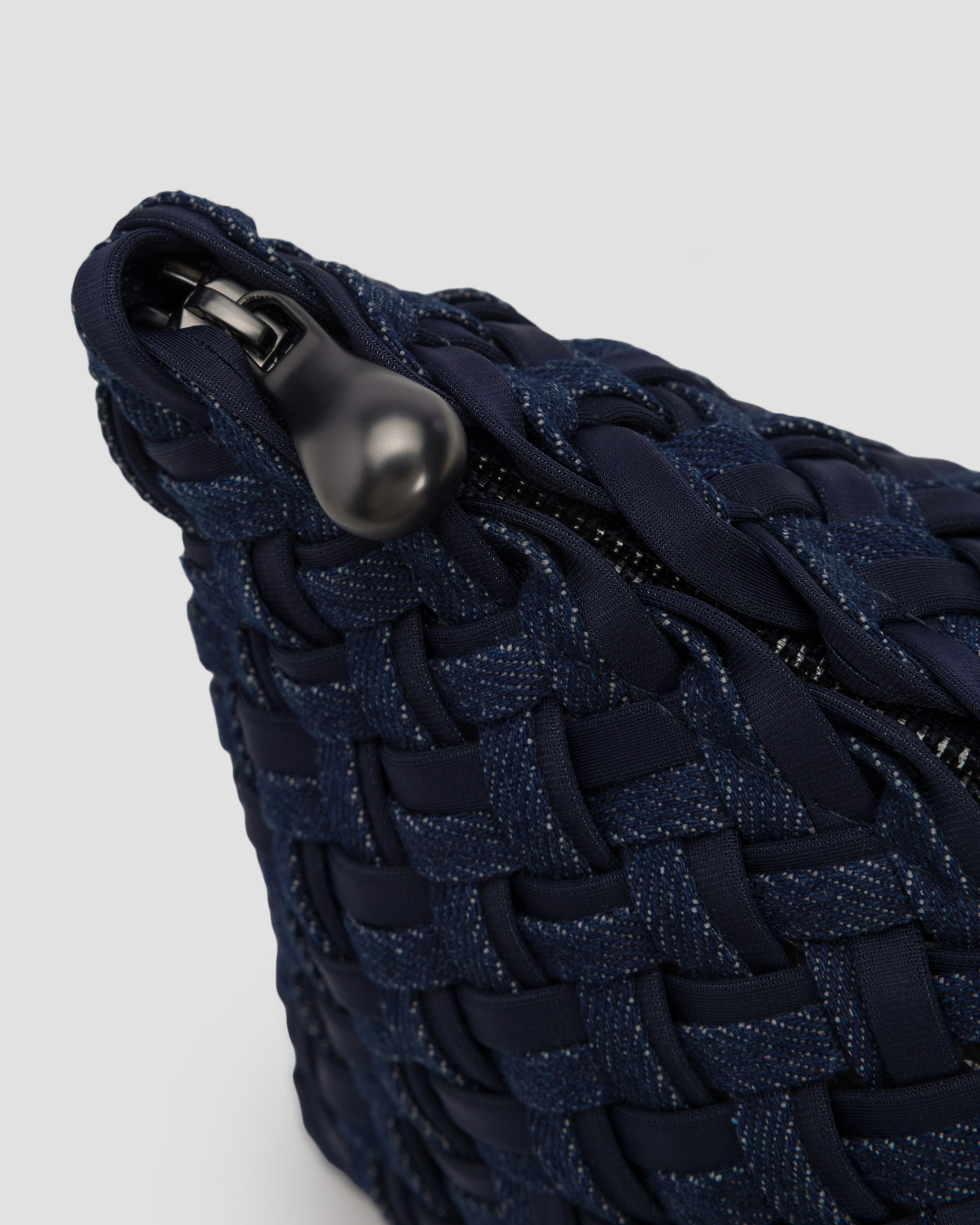 Ručně pletená kabelka Naghedi Gigi Small Clutch Double Weave v tmavě modré barvě