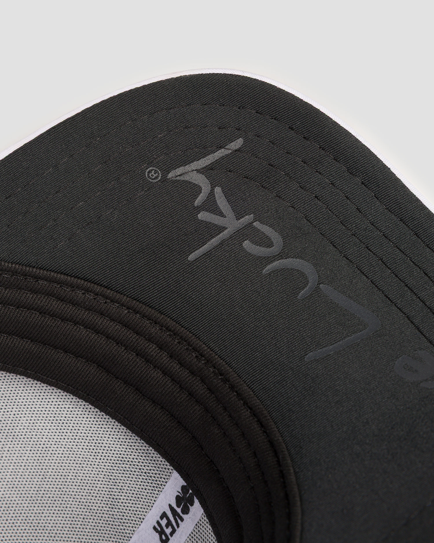 Biało-czarna czapka z daszkiem męska Black Clover Premium Clover 1