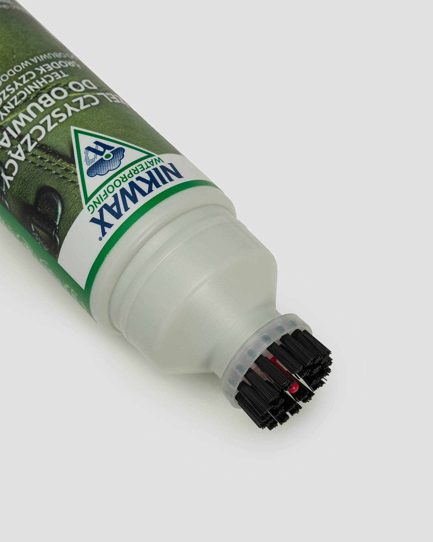 Čistiaci prostriedok s kefkou na vodovzdornú obuv Nikwax Footwear Cleaning Gel 125ml