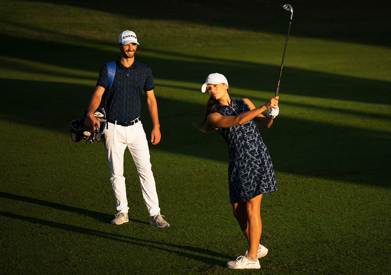 Frau und Mann auf dem Golfplatz