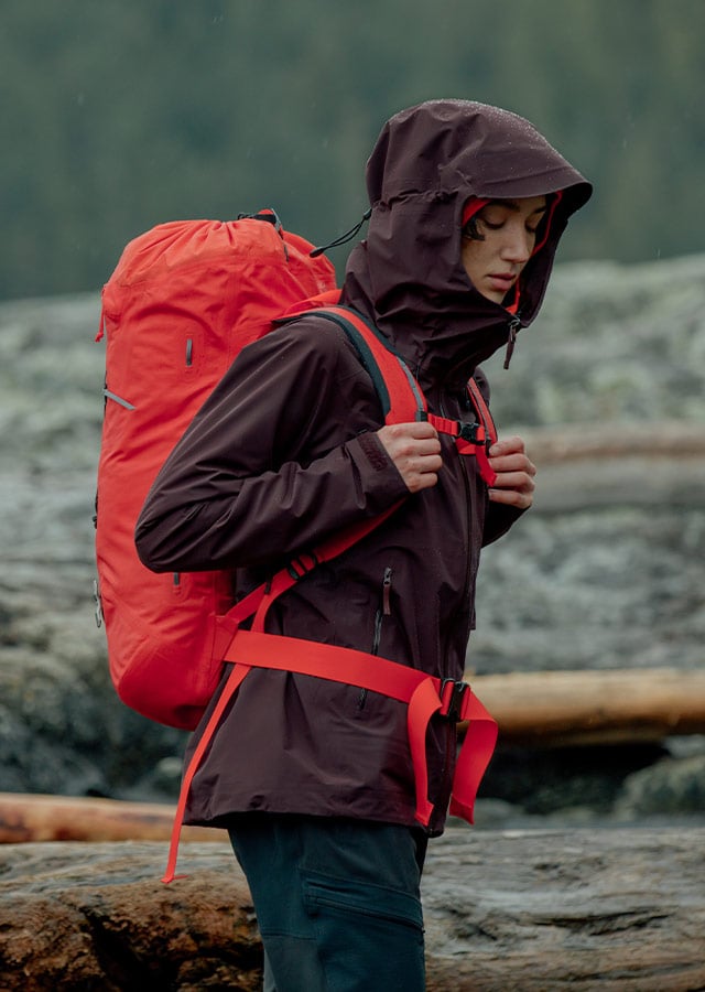 Lekka kurtka przeciwdeszczowa w góry ochroni nie tylko przed deszczem, ale tez chłodem. 