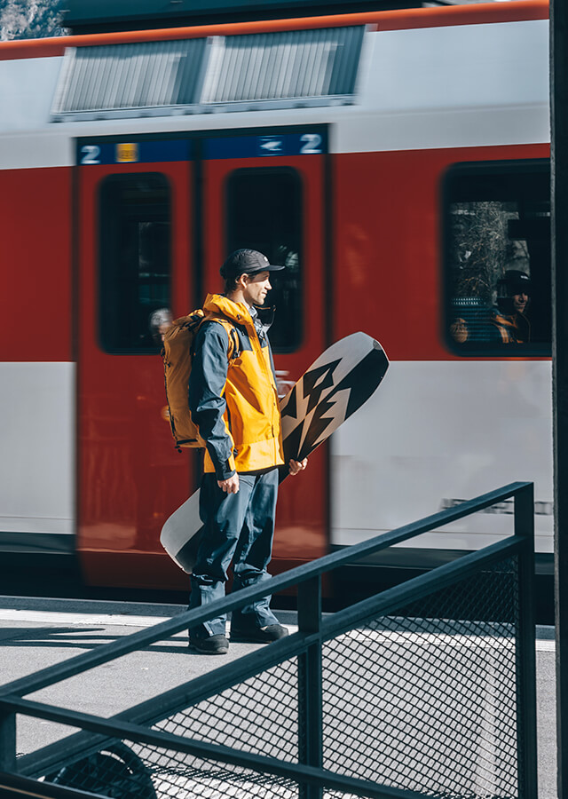 mężczyzna z deską do splitboardu