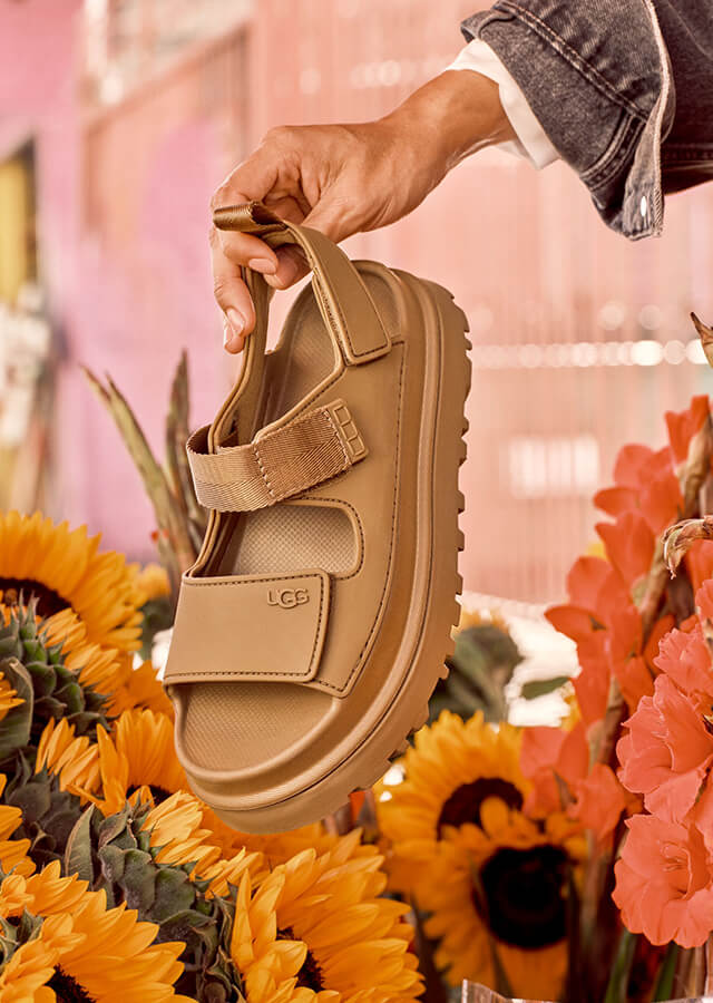 modne buty na wiosnę i lato: sandały damskie na platformie Ugg