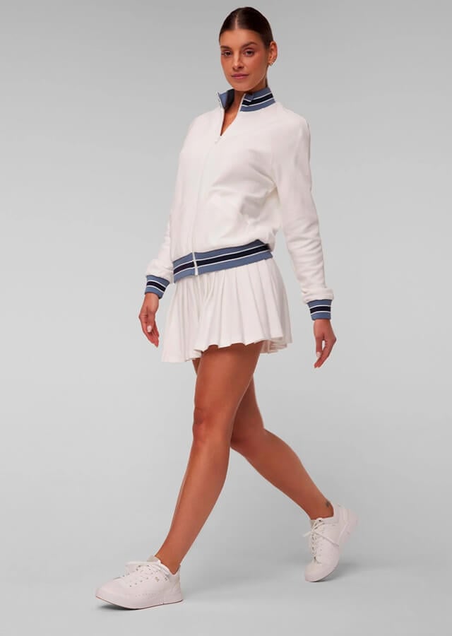 kobieta w białej, tenisowej stylizacji