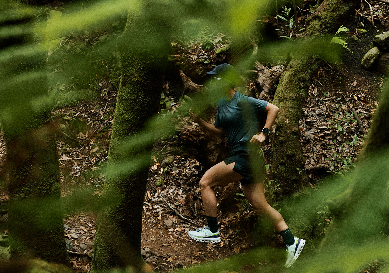 mężczyźni podczas biegu po asfalcie