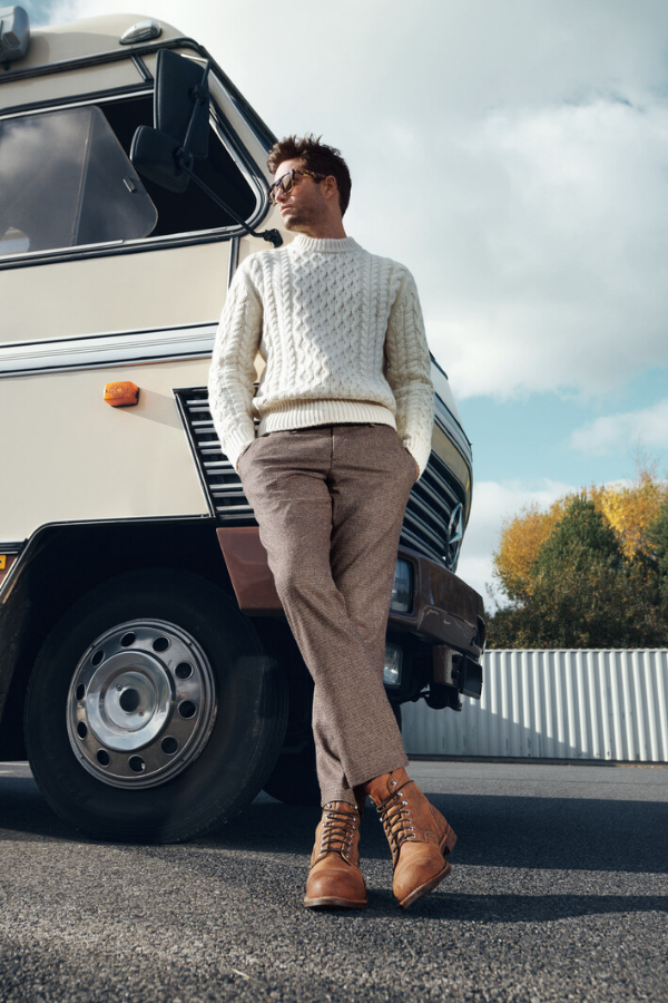 Moda na jesień 2021 - męski sweter biały w stylu knitwear