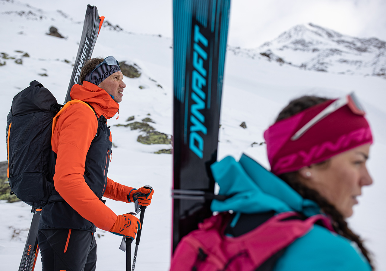 O jachetă de schi turing este baza unei excursii la munte.