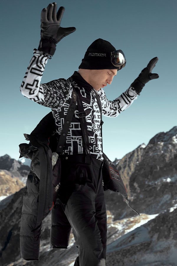 Pánské lyžařské oblečení poskytuje na svahu ochranu.