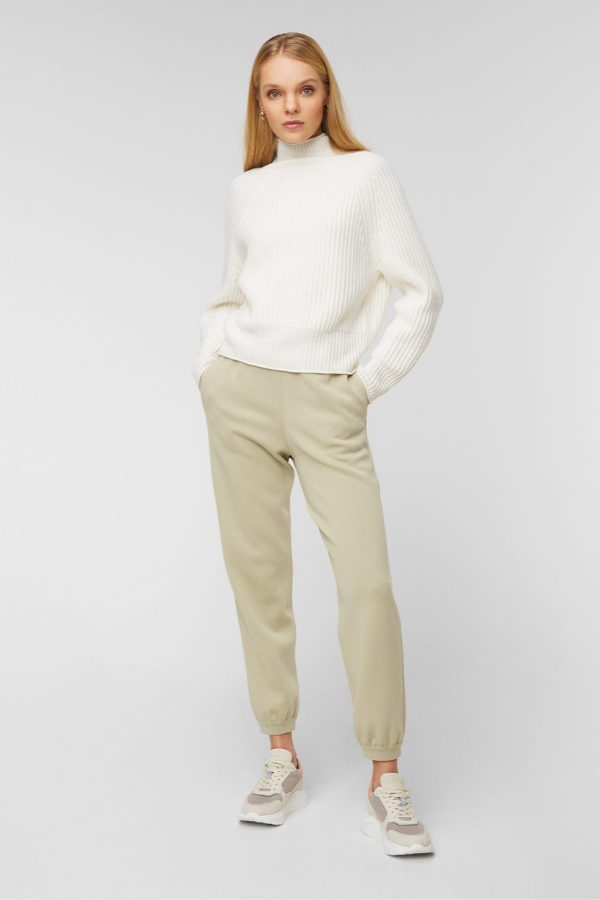 Biały damski sweter Allude i dzianinowe spodnie MRZ