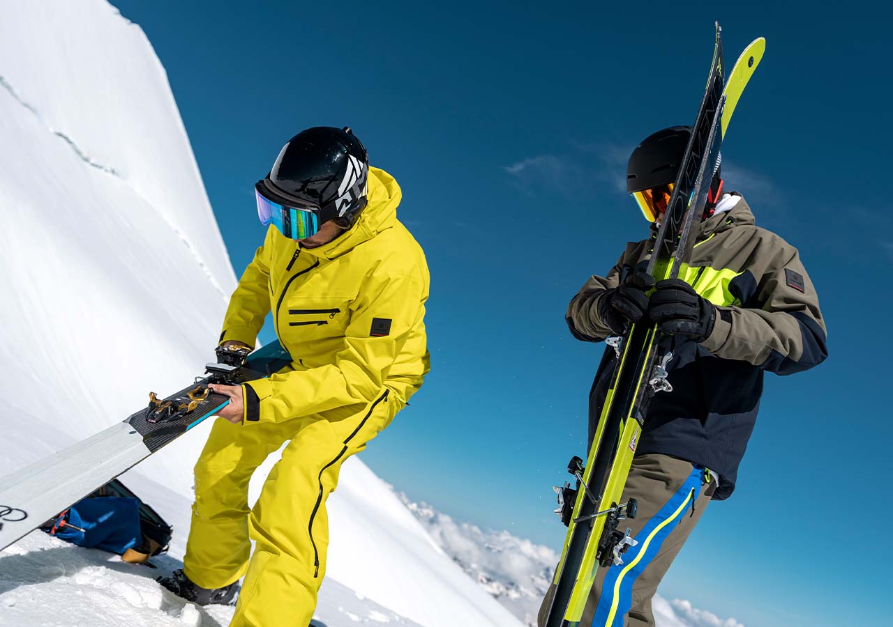 Żółty kombinezon narciarski