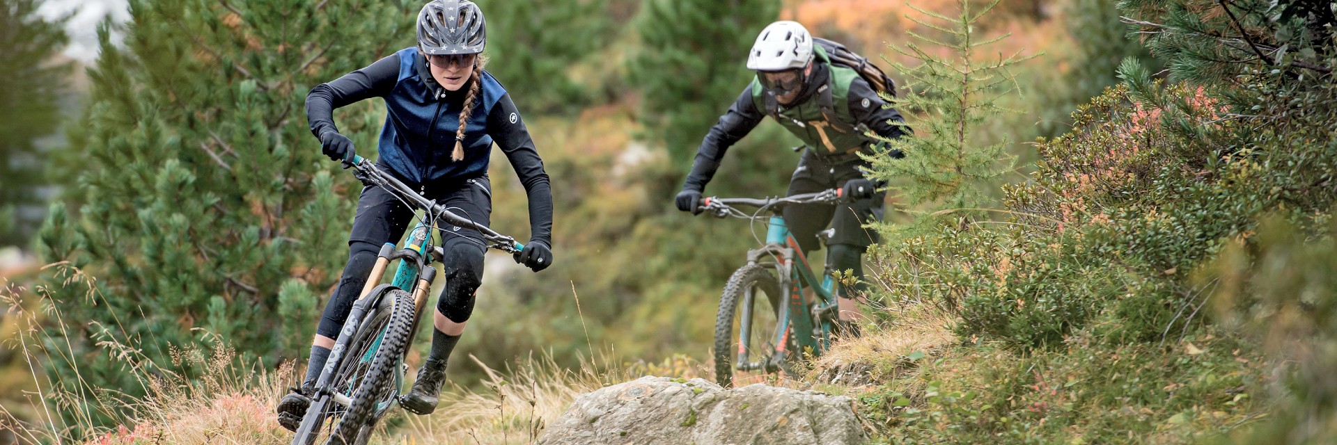 Odpowiednia odzież do jazdy na rowerze górskim zapewni Tobie niezbędny komfort i ochronę.