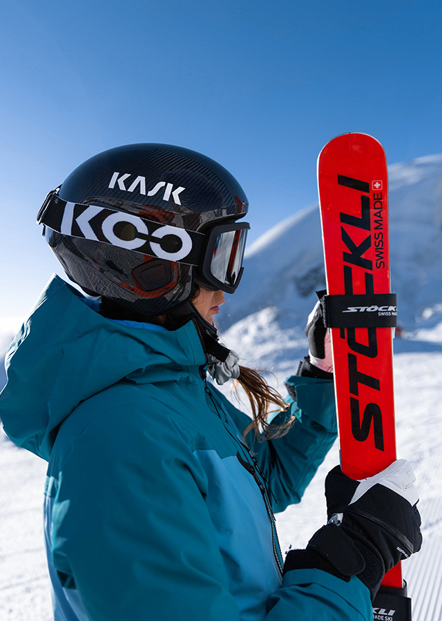 Černá dámská helma pro lyžaře Kask