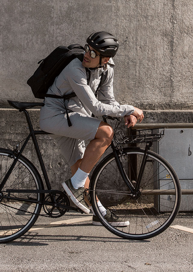 Męskie i damskie kaski rowerowe to konieczność, gdy dbasz o swoje bezpieczeństwo w mieście.