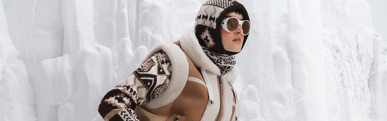 Women's winter fashion trends for 2023. We've selected our top 5: warm jumpers, black&white, timeless snow boots, eco furs and trendy accessories